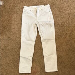 American Eagle White Skinny Jeans NWT. Size 8 Short